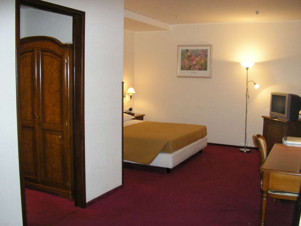 Art Hotel Academy Dnyipropetrovszk Szoba fotó